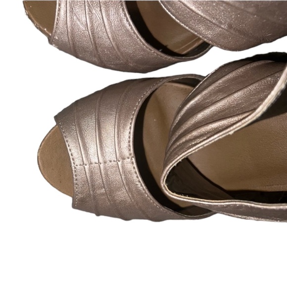 Apostrophe Gold Heels - Picture 3 of 6